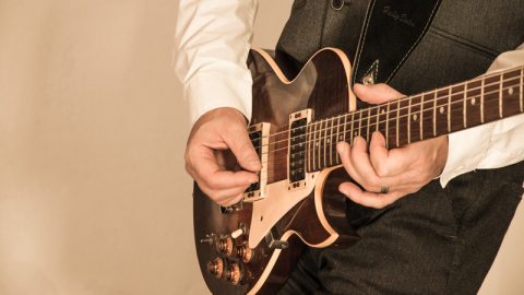 gitarre-spielend